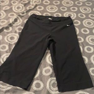Nike medium (8-10)women’s Capri length yoga pants